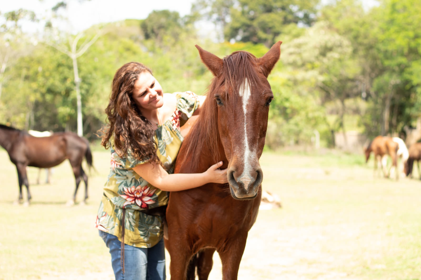 Sílvia Calian em contato com um cavalo